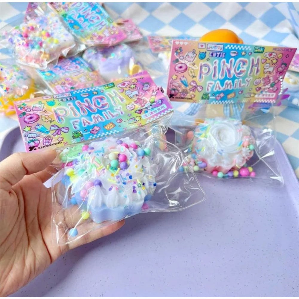 Jucarie Antistres Squishy, Flippy, cu Revenire Lenta, Squeeze Pinch Family, Model Prajitura, 8x8 cm, 90g, Ambalaj