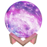 Lampa de veghe in forma de luna cu stele 3D Moon Light 7 culori, alimentare baterii, stand din lemn inclus, 15 cm,