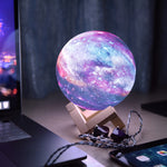 Lampa de veghe in forma de luna cu stele 3D Moon Light 7 culori, alimentare baterii, stand din lemn inclus, 15 cm,