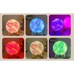Lampa de veghe in forma de luna cu stele 3D Moon Light 7 culori, alimentare baterii, stand din lemn inclus, 15 cm,
