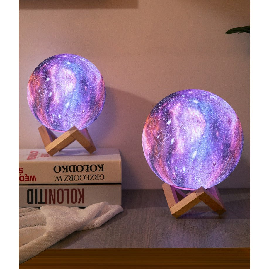 Lampa de veghe in forma de luna cu stele 3D Moon Light 7 culori, alimentare baterii, stand din lemn inclus, 15 cm,