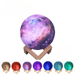 Lampa de veghe in forma de luna cu stele 3D Moon Light 7 culori, alimentare baterii, stand din lemn inclus, 15 cm,
