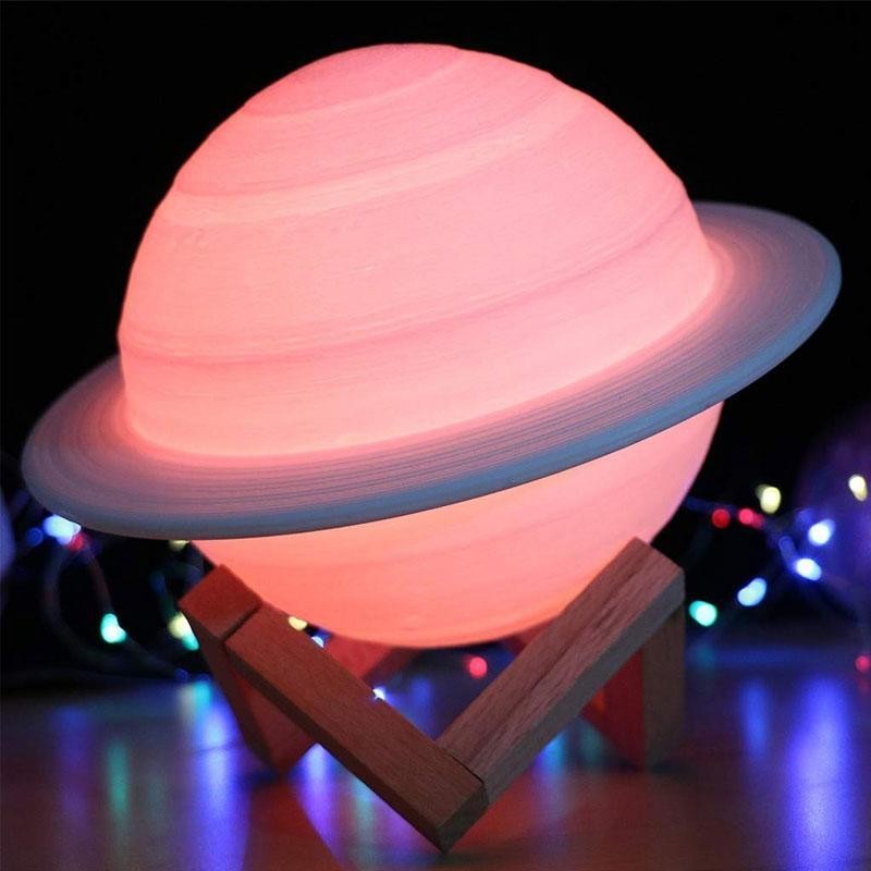 Lampa de veghe cu telecomanda in forma de Saturn 3D Saturn Light 16 culori, alimentare baterii, stand lemn inclus, 15