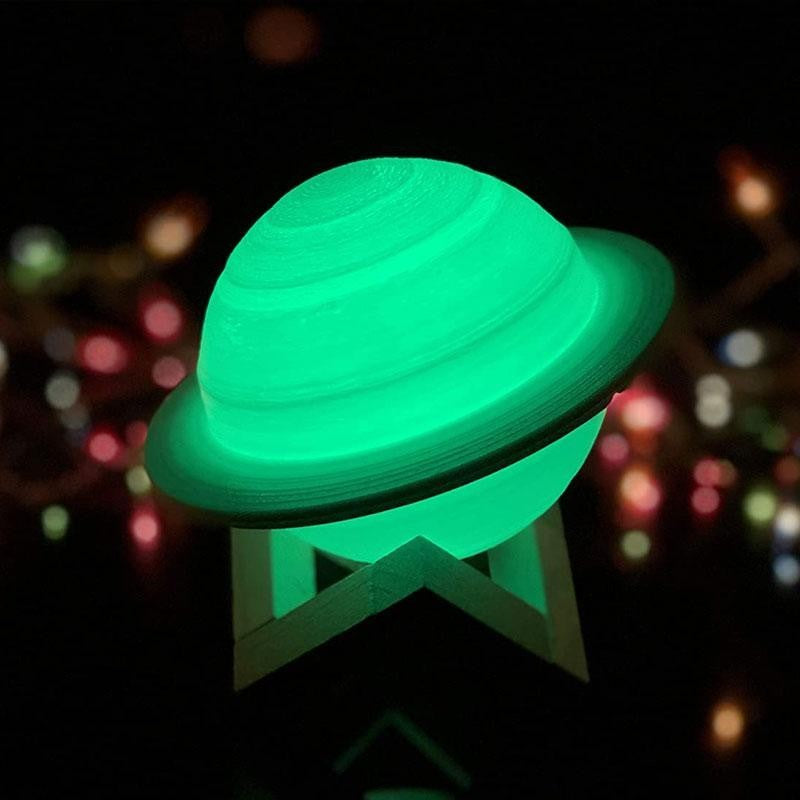 Lampa de veghe cu telecomanda in forma de Saturn 3D Saturn Light 16 culori, alimentare baterii, stand lemn inclus, 15