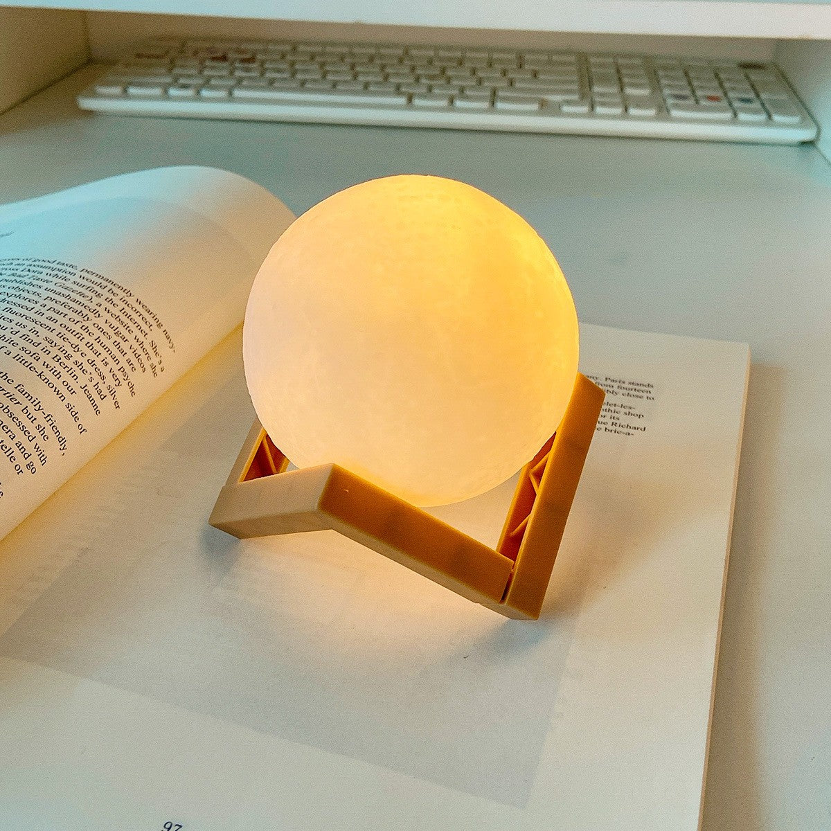 Lampa de veghe in forma de luna 3D Moon Light, alb cald alimentare baterii, fara acumulator, stand din plastic inclus,