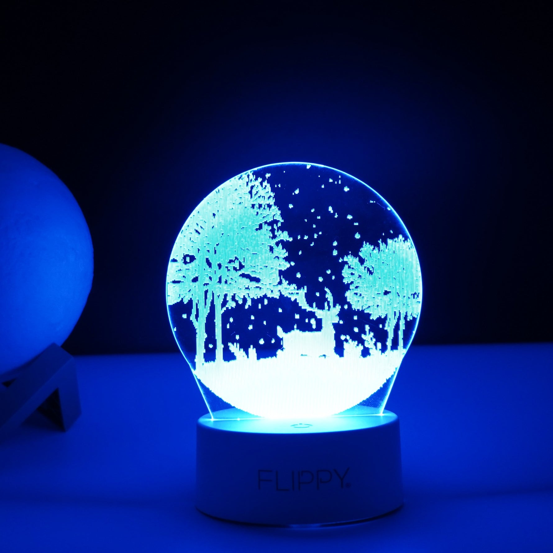 Lampa LED decorativa, Flippy, 3D, Peisaj de iarna, cu telecomanda, doua moduri de alimentare USB si baterii, 20 cm