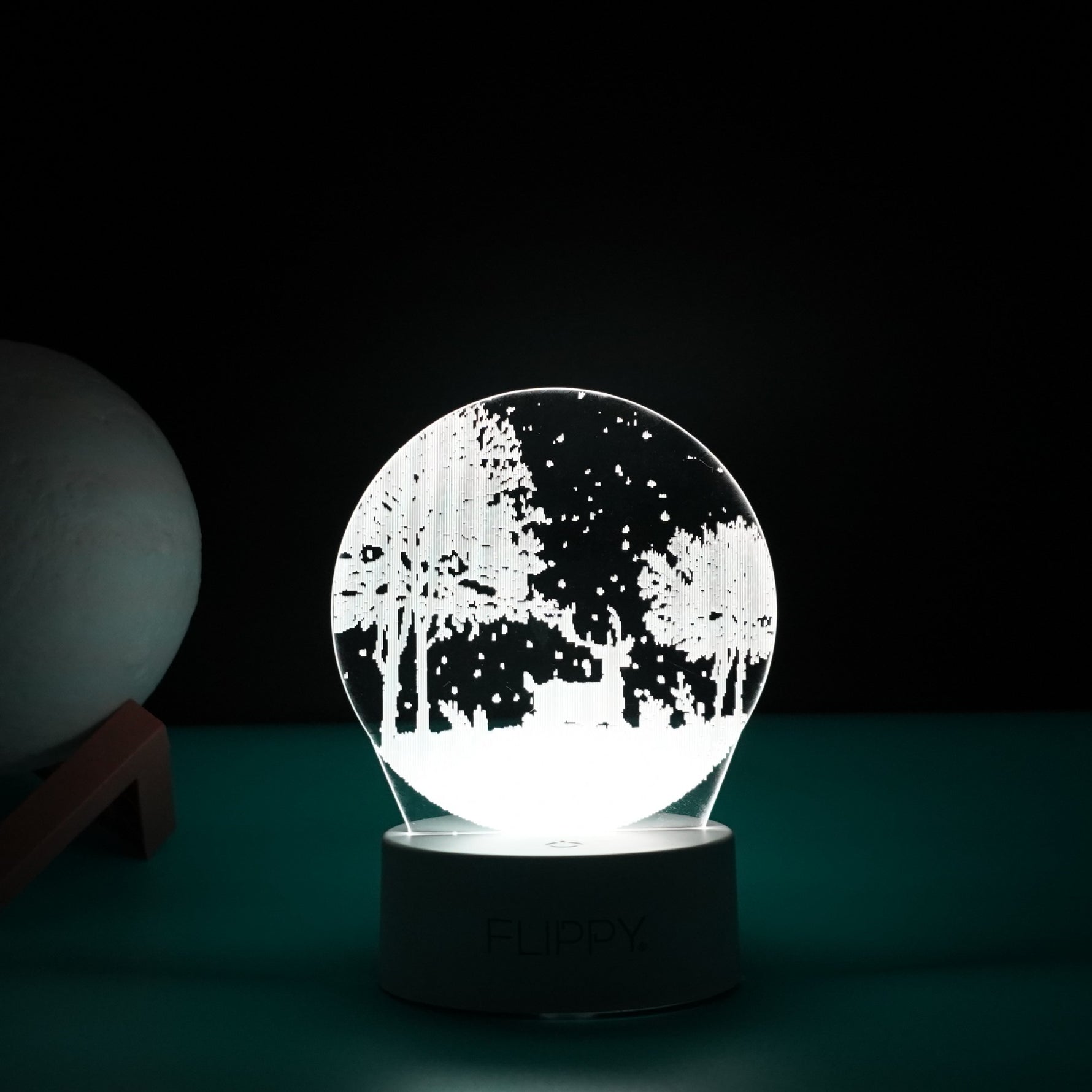 Lampa LED decorativa, Flippy, 3D, Peisaj de iarna, cu telecomanda, doua moduri de alimentare USB si baterii, 20 cm