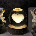 Lampa LED Decorativa, Flippy, Bila de Cristal cu Diametru 6cm, Model Inima 3D, Alimentare USB, Suport din Lemn, Lumina