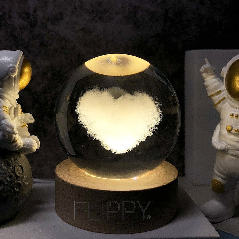 Lampa LED Decorativa, Flippy, Bila de Cristal cu Diametru 6cm, Model Inima 3D, Alimentare USB, Suport din Lemn, Lumina