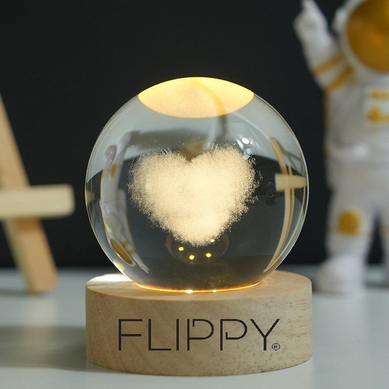 Lampa LED Decorativa, Flippy, Bila de Cristal cu Diametru 6cm, Model Inima 3D, Alimentare USB, Suport din Lemn, Lumina