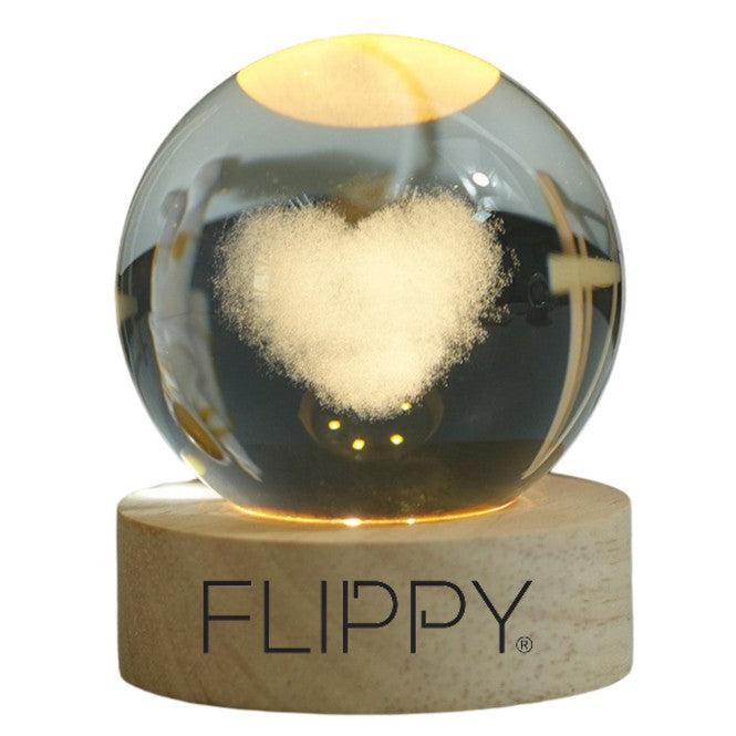 Lampa LED Decorativa, Flippy, Bila de Cristal cu Diametru 6cm, Model Inima 3D, Alimentare USB, Suport din Lemn, Lumina