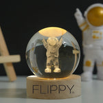 Lampa LED Decorativa, Flippy, cu Bila de Cristal cu Diametru 6cm, Model Astronaut 3D, Alimentare USB, Suport din Lemn,