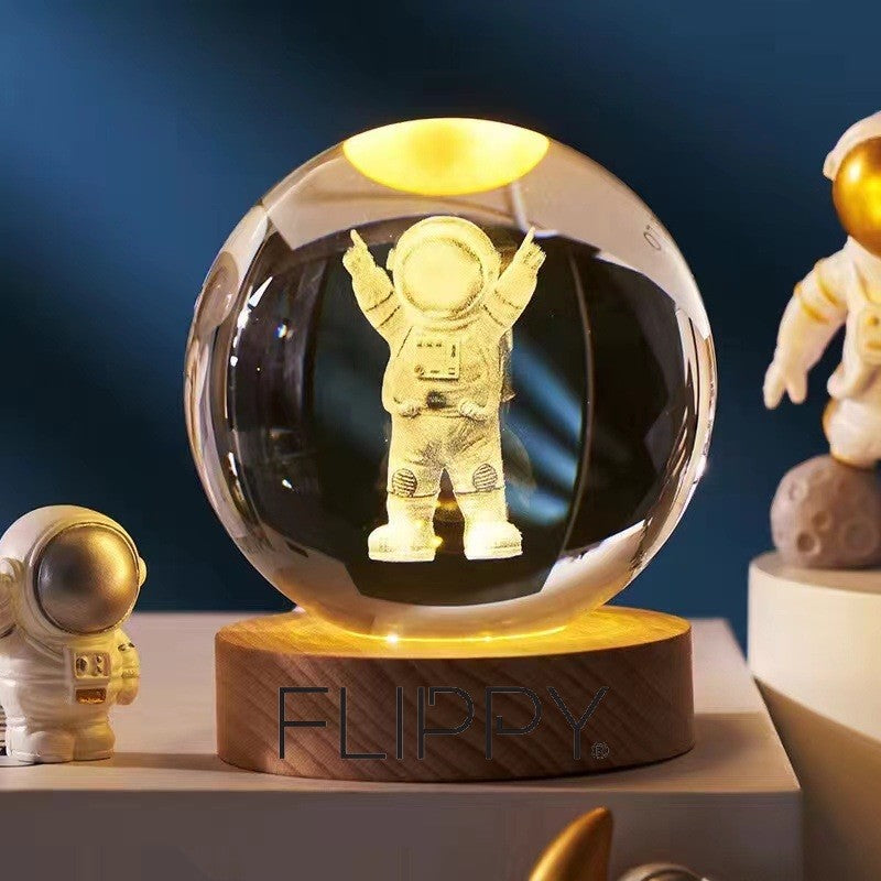 Lampa LED Decorativa, Flippy, cu Bila de Cristal cu Diametru 6cm, Model Astronaut 3D, Alimentare USB, Suport din Lemn,