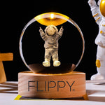 Lampa LED Decorativa, Flippy, cu Bila de Cristal cu Diametru 6cm, Model Astronaut 3D, Alimentare USB, Suport din Lemn,