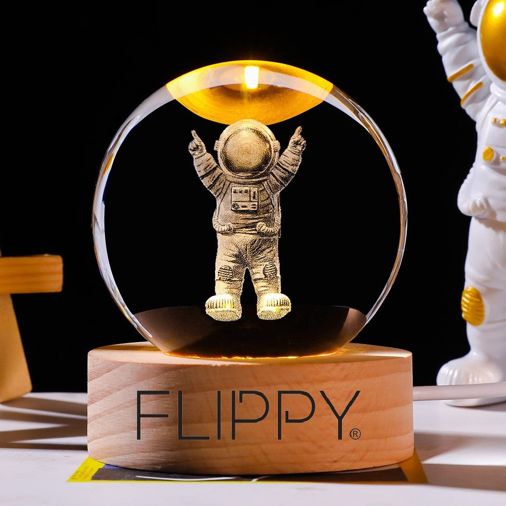 Lampa LED Decorativa, Flippy, cu Bila de Cristal cu Diametru 6cm, Model Astronaut 3D, Alimentare USB, Suport din Lemn,