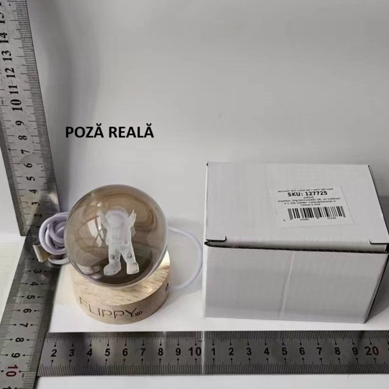 Lampa LED Decorativa, Flippy, cu Bila de Cristal cu Diametru 6cm, Model Astronaut 3D, Alimentare USB, Suport din Lemn,