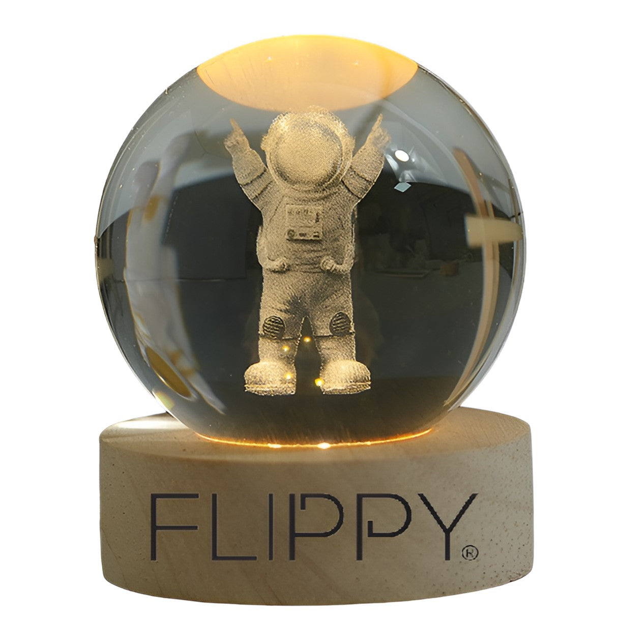 Lampa LED Decorativa, Flippy, cu Bila de Cristal cu Diametru 6cm, Model Astronaut 3D, Alimentare USB, Suport din Lemn,