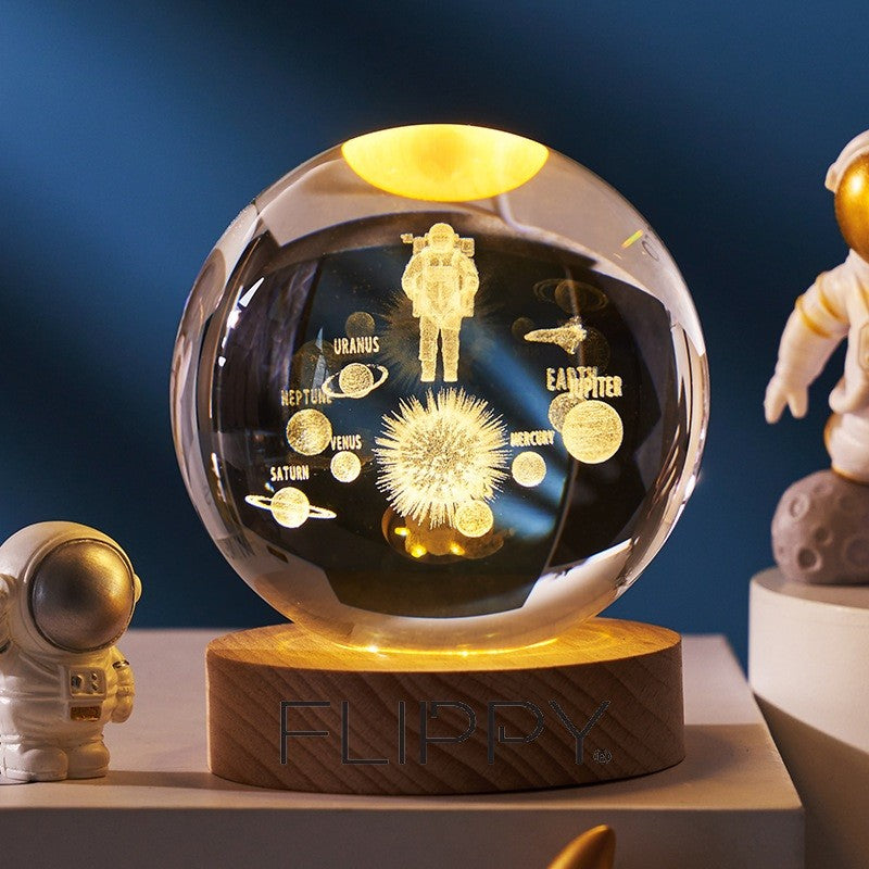 Lampa LED Decorativa, Flippy, cu Bila de Cristal cu Diametru 6cm, Model Astronaut in Galaxie 3D, Alimentare USB, Suport