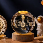 Lampa LED Decorativa, Flippy, cu Bila de Cristal cu Diametru 6cm, Model Astronaut in Galaxie 3D, Alimentare USB, Suport