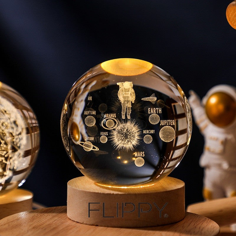 Lampa LED Decorativa, Flippy, cu Bila de Cristal cu Diametru 6cm, Model Astronaut in Galaxie 3D, Alimentare USB, Suport