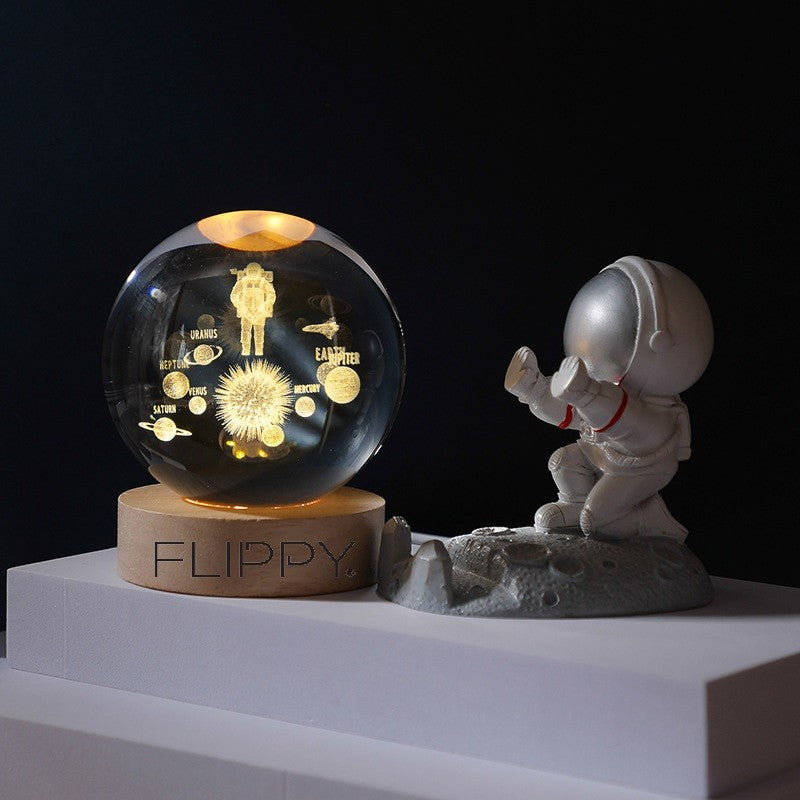 Lampa LED Decorativa, Flippy, cu Bila de Cristal cu Diametru 6cm, Model Astronaut in Galaxie 3D, Alimentare USB, Suport