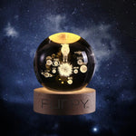 Lampa LED Decorativa, Flippy, cu Bila de Cristal cu Diametru 6cm, Model Astronaut in Galaxie 3D, Alimentare USB, Suport