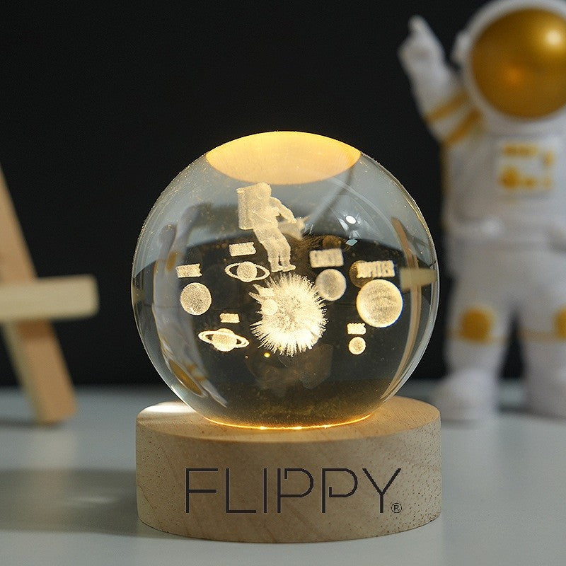 Lampa LED Decorativa, Flippy, cu Bila de Cristal cu Diametru 6cm, Model Astronaut in Galaxie 3D, Alimentare USB, Suport
