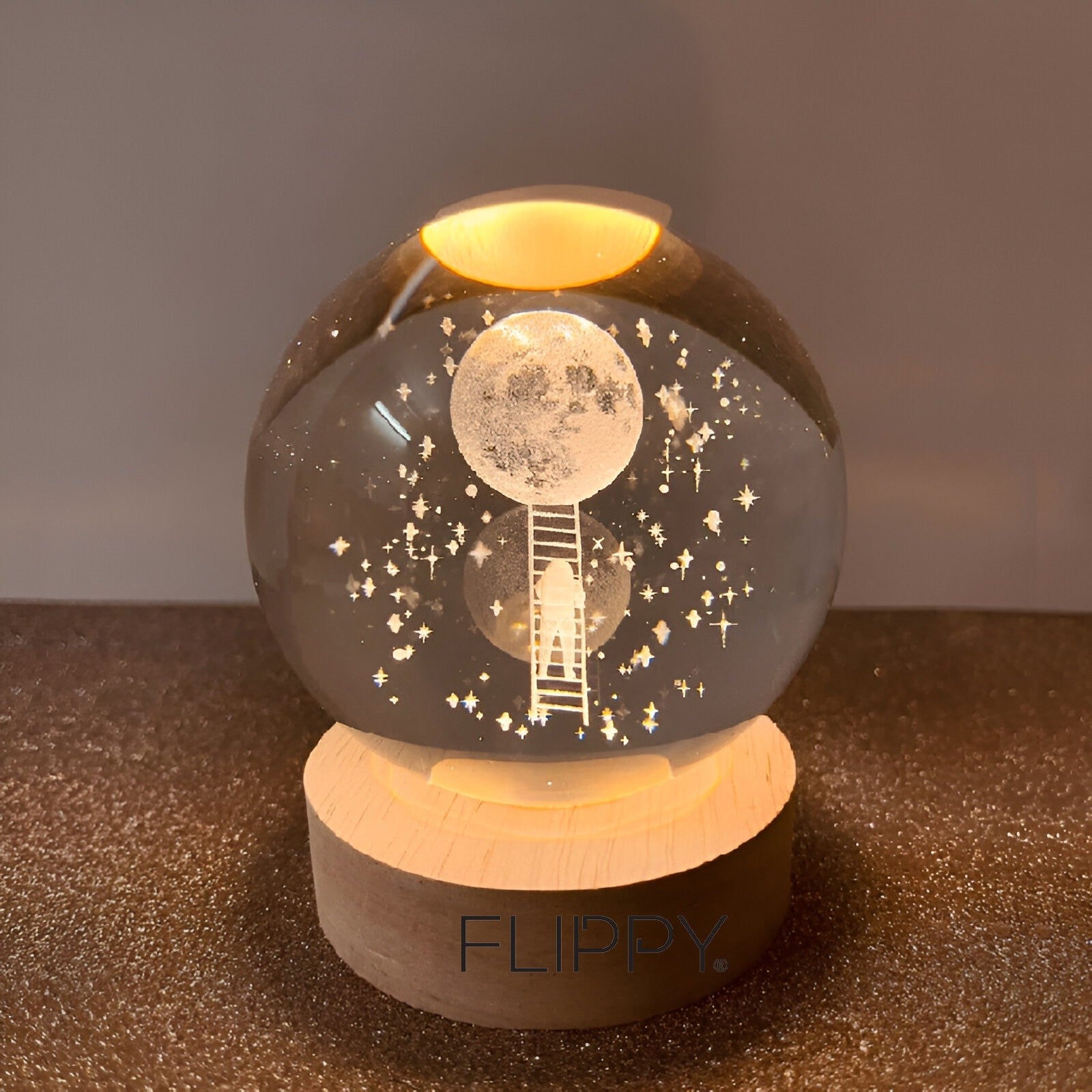 Lampa LED Decorativa, Flippy, cu Bila de Cristal cu Diametru 6cm, Model Astronaut pe Scara catre Luna 3D, Alimentare