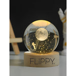 Lampa LED Decorativa, Flippy, cu Bila de Cristal cu Diametru 6cm, Model Astronaut pe Scara catre Luna 3D, Alimentare