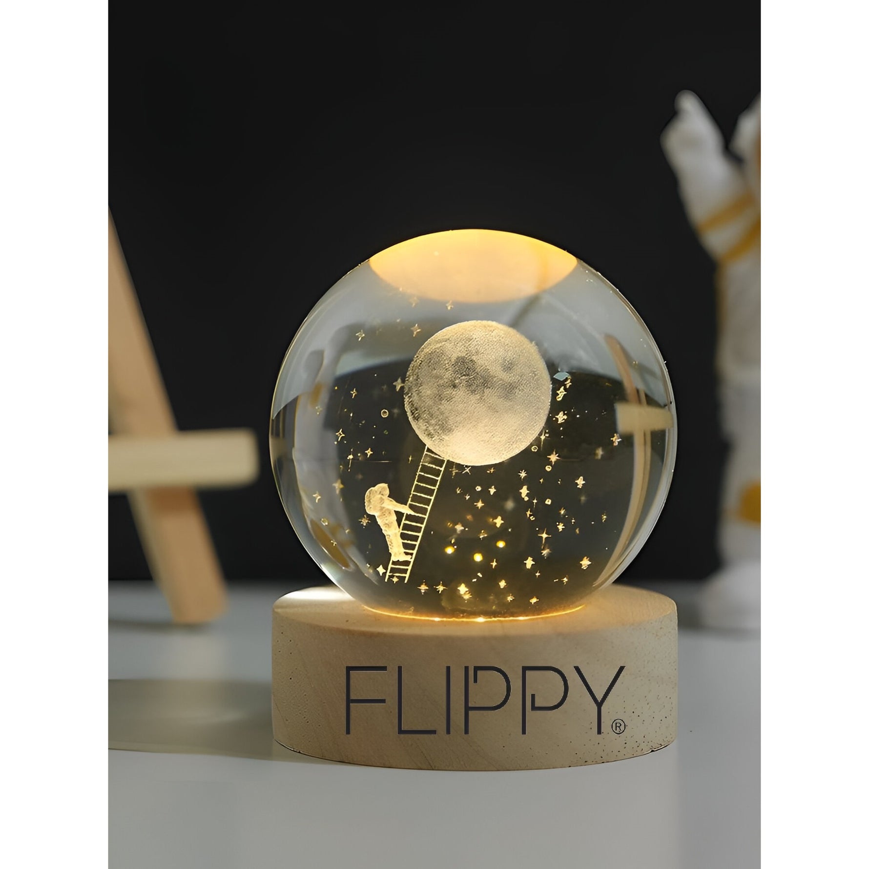 Lampa LED Decorativa, Flippy, cu Bila de Cristal cu Diametru 6cm, Model Astronaut pe Scara catre Luna 3D, Alimentare