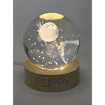 Lampa LED Decorativa, Flippy, cu Bila de Cristal cu Diametru 6cm, Model Astronaut pe Scara catre Luna 3D, Alimentare