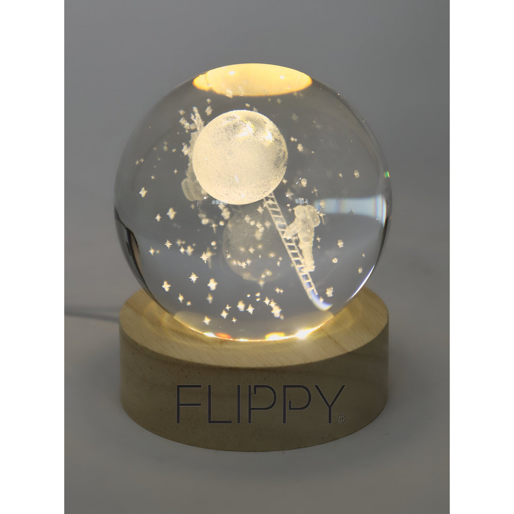Lampa LED Decorativa, Flippy, cu Bila de Cristal cu Diametru 6cm, Model Astronaut pe Scara catre Luna 3D, Alimentare