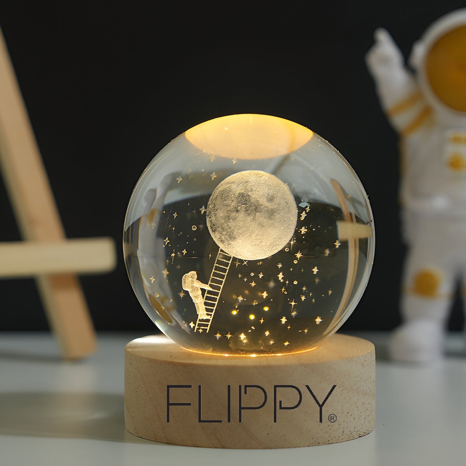 Lampa LED Decorativa, Flippy, cu Bila de Cristal cu Diametru 6cm, Model Astronaut pe Scara catre Luna 3D, Alimentare