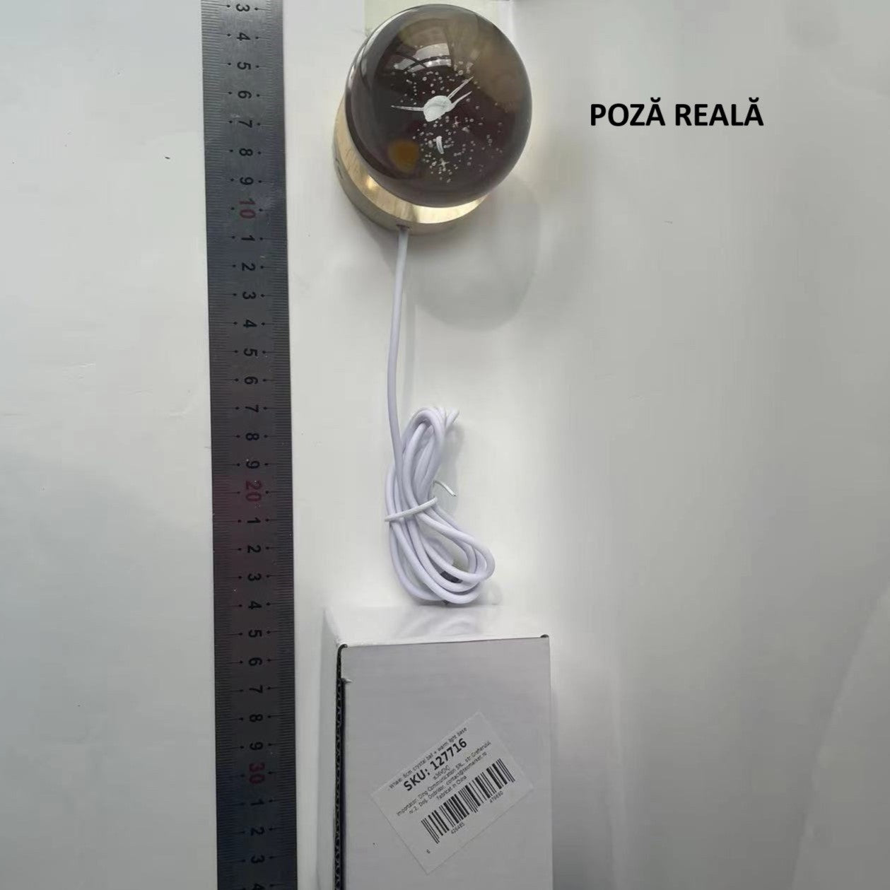 Lampa LED Decorativa, Flippy, cu Bila de Cristal cu Diametru 6cm, Model Balena 3D, Alimentare USB, Suport din Lemn,