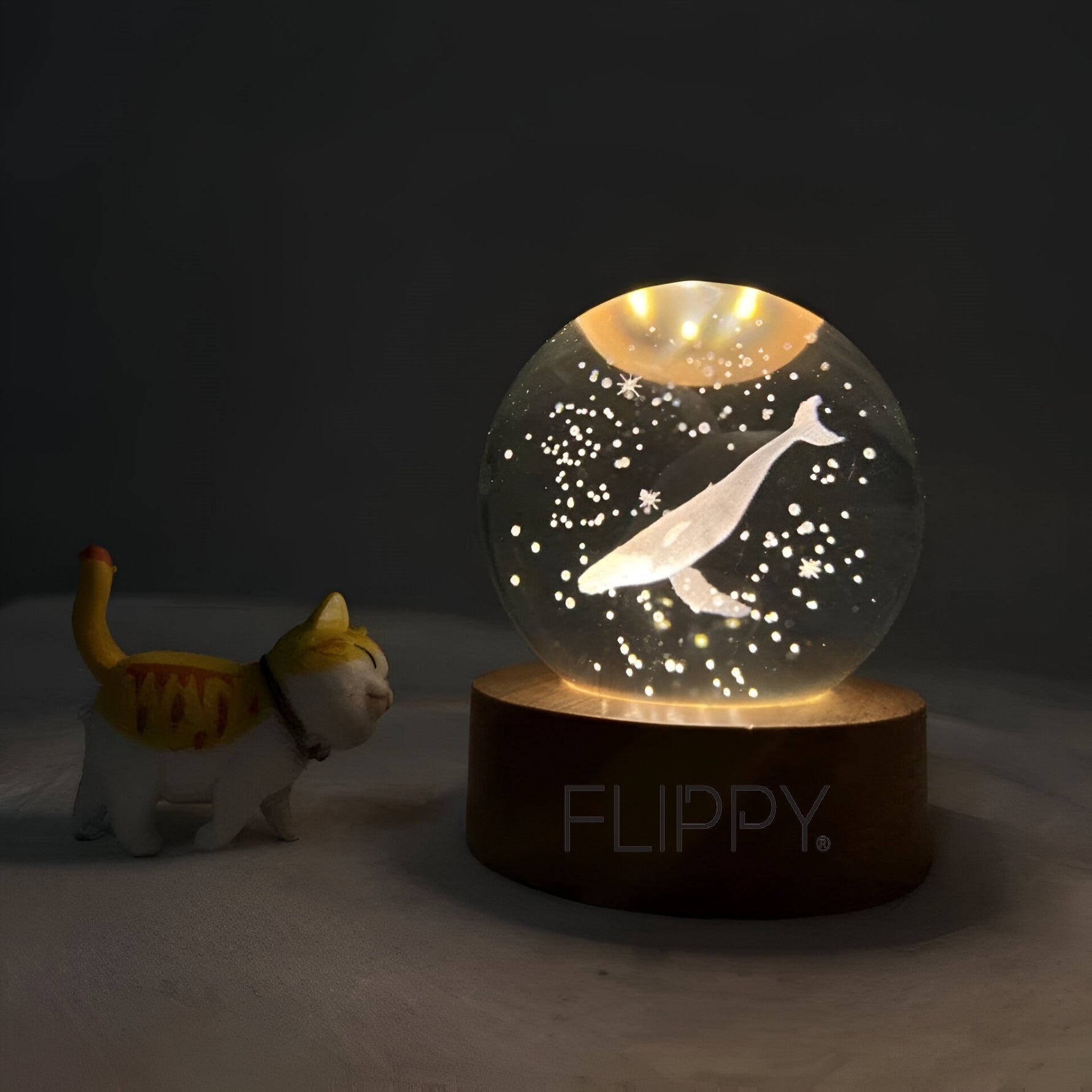 Lampa LED Decorativa, Flippy, cu Bila de Cristal cu Diametru 6cm, Model Balena 3D, Alimentare USB, Suport din Lemn,