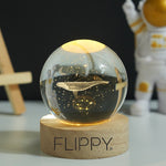 Lampa LED Decorativa, Flippy, cu Bila de Cristal cu Diametru 6cm, Model Balena 3D, Alimentare USB, Suport din Lemn,