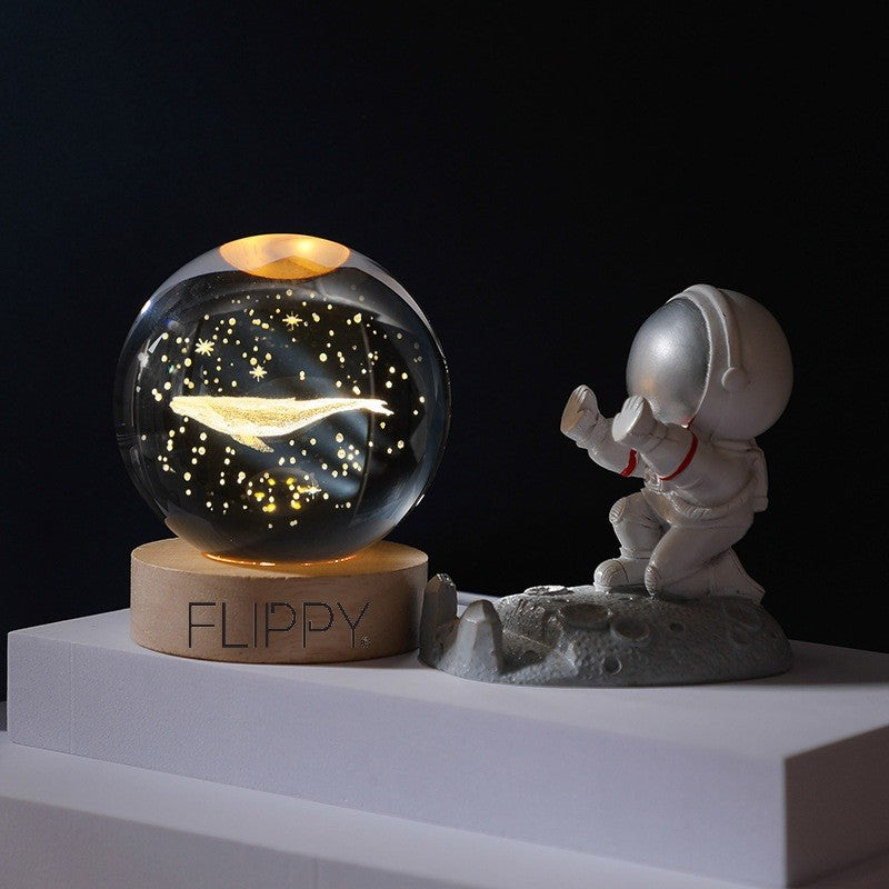 Lampa LED Decorativa, Flippy, cu Bila de Cristal cu Diametru 6cm, Model Balena 3D, Alimentare USB, Suport din Lemn,