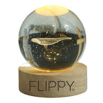 Lampa LED Decorativa, Flippy, cu Bila de Cristal cu Diametru 6cm, Model Balena 3D, Alimentare USB, Suport din Lemn,