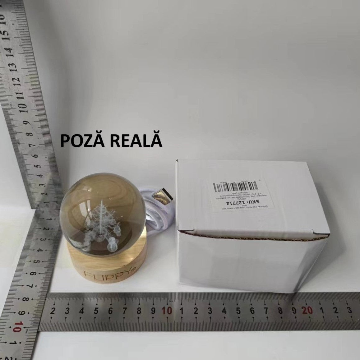 Lampa LED Decorativa, Flippy, cu Bila de Cristal cu Diametru 6cm, Model Brad de Craciun 3D, Alimentare USB, Suport din