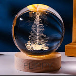 Lampa LED Decorativa, Flippy, cu Bila de Cristal cu Diametru 6cm, Model Brad de Craciun 3D, Alimentare USB, Suport din