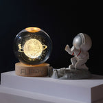 Lampa LED Decorativa, Flippy, cu Bila de Cristal cu Diametru 6cm, Model Cer Instelat 3D, Alimentare USB, Suport din