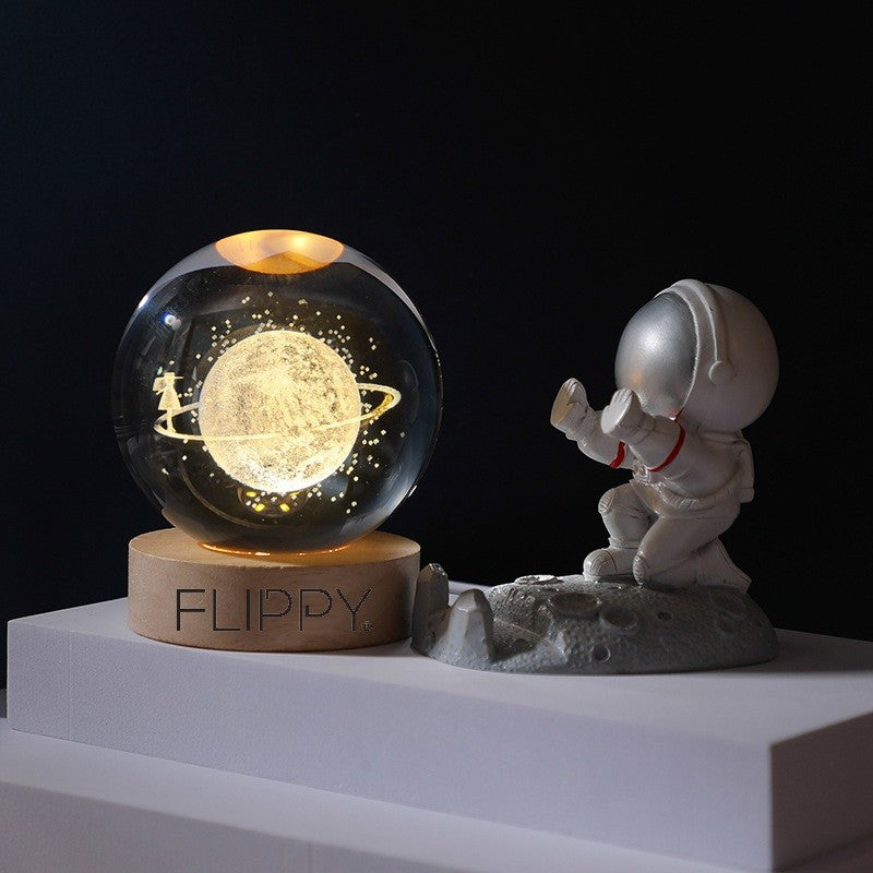 Lampa LED Decorativa, Flippy, cu Bila de Cristal cu Diametru 6cm, Model Cer Instelat 3D, Alimentare USB, Suport din