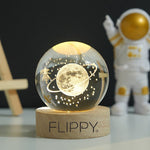 Lampa LED Decorativa, Flippy, cu Bila de Cristal cu Diametru 6cm, Model Cer Instelat 3D, Alimentare USB, Suport din