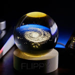 Lampa LED Decorativa, Flippy, cu Bila de Cristal cu Diametru 6cm, Model Galaxie 3D, Alimentare USB, Suport din Lemn,