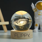 Lampa LED Decorativa, Flippy, cu Bila de Cristal cu Diametru 6cm, Model Galaxie 3D, Alimentare USB, Suport din Lemn,