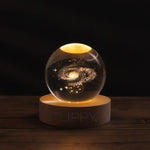 Lampa LED Decorativa, Flippy, cu Bila de Cristal cu Diametru 6cm, Model Galaxie 3D, Alimentare USB, Suport din Lemn,