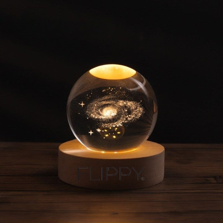 Lampa LED Decorativa, Flippy, cu Bila de Cristal cu Diametru 6cm, Model Galaxie 3D, Alimentare USB, Suport din Lemn,