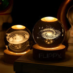 Lampa LED Decorativa, Flippy, cu Bila de Cristal cu Diametru 6cm, Model Galaxie 3D, Alimentare USB, Suport din Lemn,