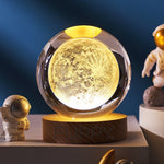 Lampa LED Decorativa, Flippy, cu Bila de Cristal cu Diametru 6cm, Model Luna 3D, Alimentare USB, Suport din Lemn,