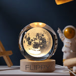 Lampa LED Decorativa, Flippy, cu Bila de Cristal cu Diametru 6cm, Model Luna 3D, Alimentare USB, Suport din Lemn,